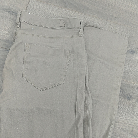 H&M Skinny Jeans 💕2/$30💕 | 29x32 - Picture 4 of 4